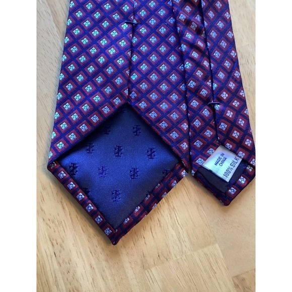 IZOD Designer Blue Red Geometric Men’s Necktie Tie 100%‎ Silk - Picture 5 of 5